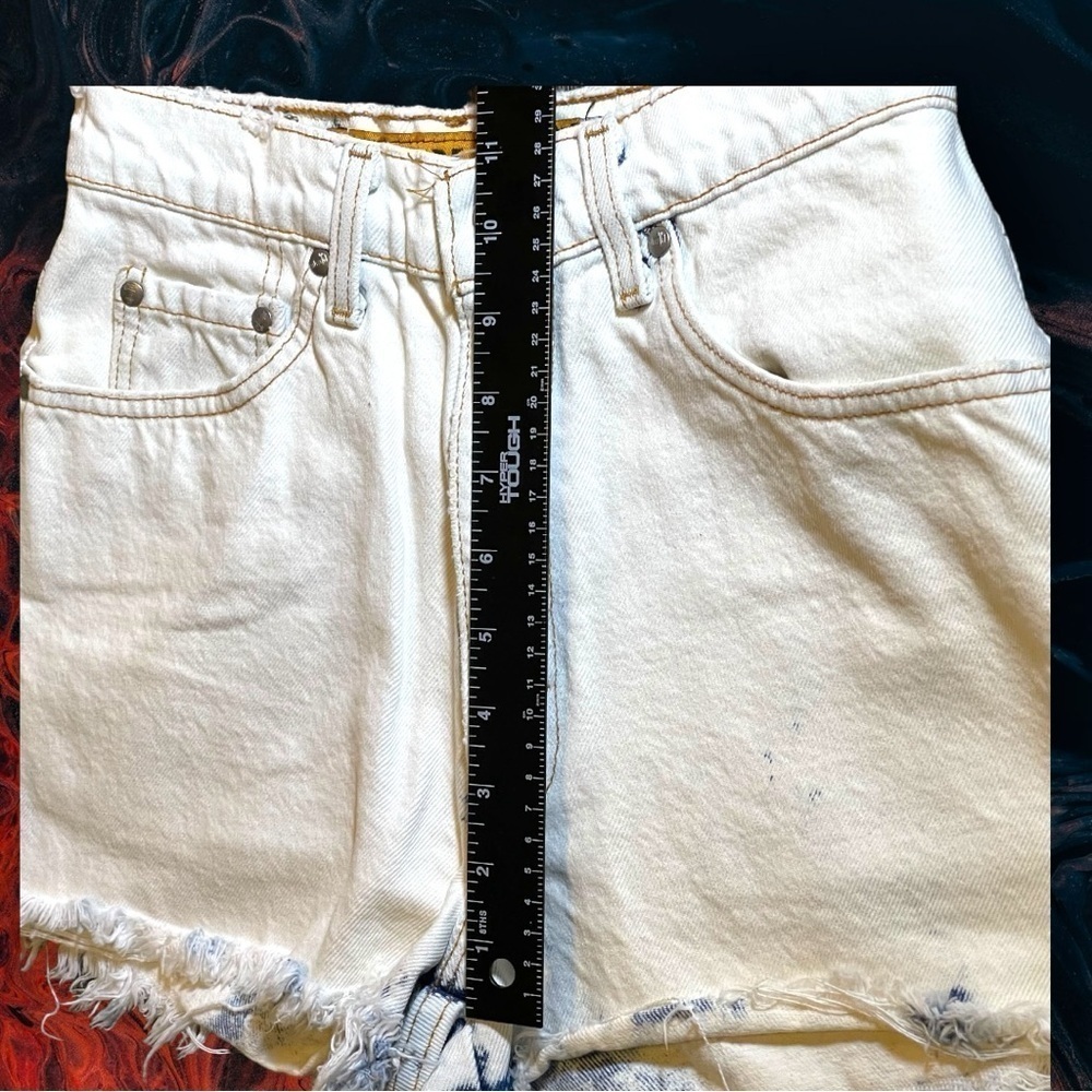 Levi’s Vintage Silvertab 630 Raw Hem Acid White Wash Jean Shorts Size 9/10 - Picture 8 of 16